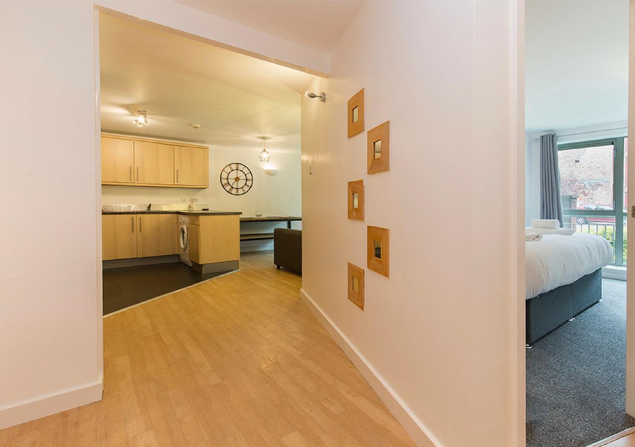 Raleigh Square - 2Br Ground-Floor Apartment In 노팅엄 외부 사진